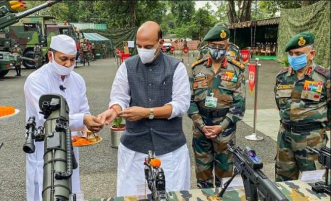 Defense Minister performs Shashtra Puja, said- Army will not let anyone take even an inch of our land