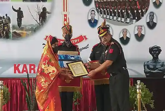 Officers of Bihar Regiment honored families of soldiers who martyred in Galvan Valley