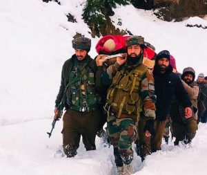 Jammu and Kashmir : Indian Army soldiers help pregnant woman in heavy snowfall